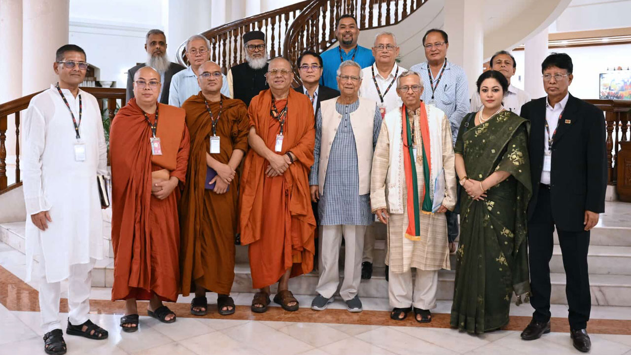 প্রধান উপদেষ্টার সঙ্গে বৌদ্ধ নেতাদের শুভেচ্ছা বিনিময়